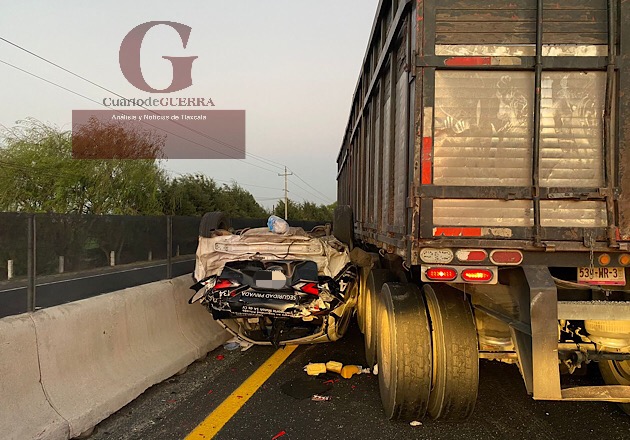 Salvan La Vida Tras Quedar Su Vehículo Prensado Entre Un Tráiler Y El