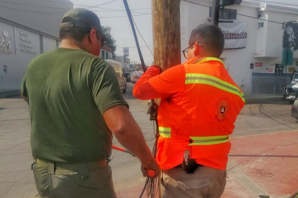 Libera Protección Civil de Huamantla vialidades de cables y postes derribados