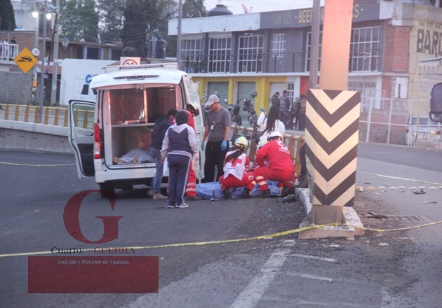 Muere motociclista al impactarse contra barras metálicas, en la Apizaco-Chiautempan