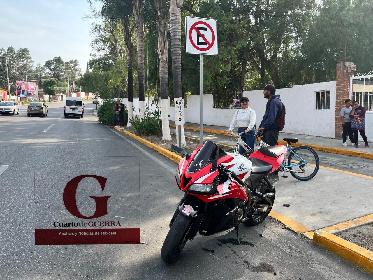 Un lesionado tras choque de vehículo y motocicleta en Chiautempan
