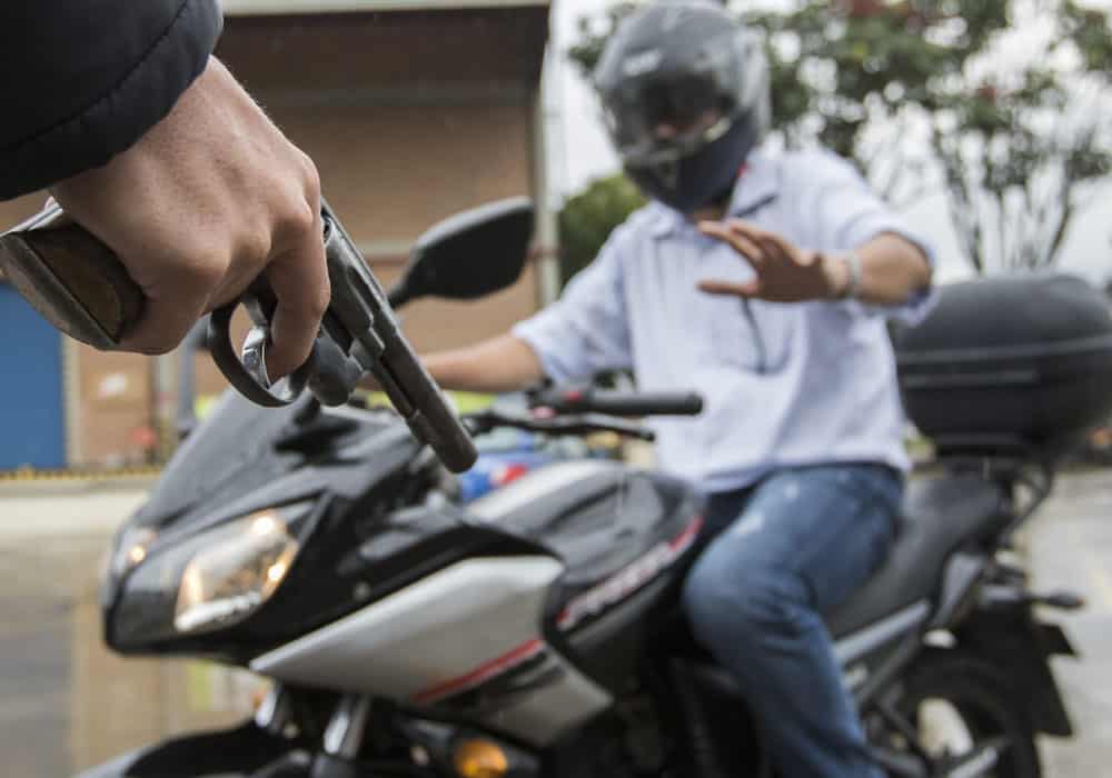 Roban con violencia motocicleta a plena luz del día, en Metepec, Tlaxcala