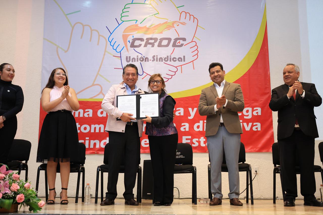 Atestigua Lorena Cuéllar toma de protesta de la Directiva de la CROC