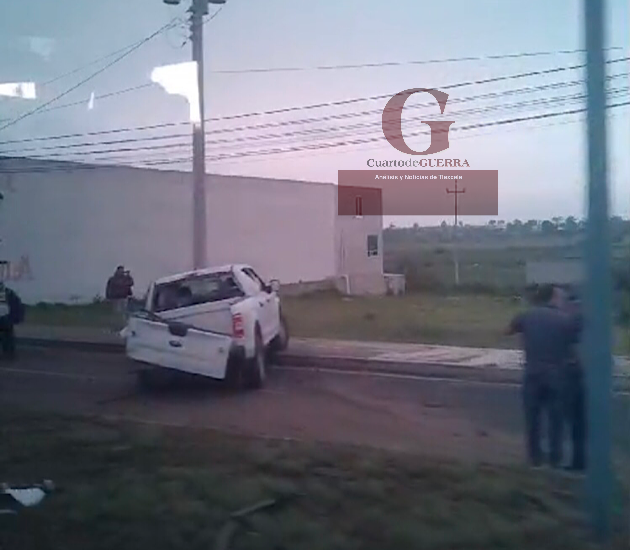 En persecución policiaca, asaltantes chocan contra camioneta de la Fiscalía y escapan, en Huamantla