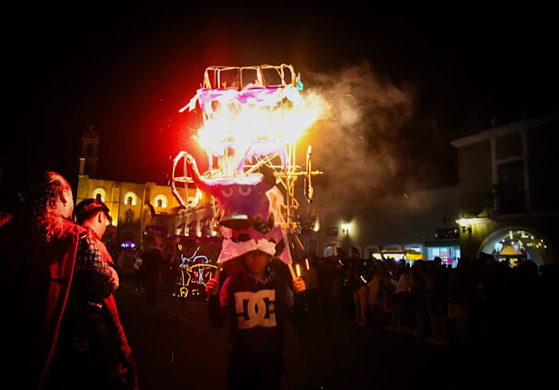 Las calles de Huamantla se transforman en un colorido festival durante el Desfile de Burladeros