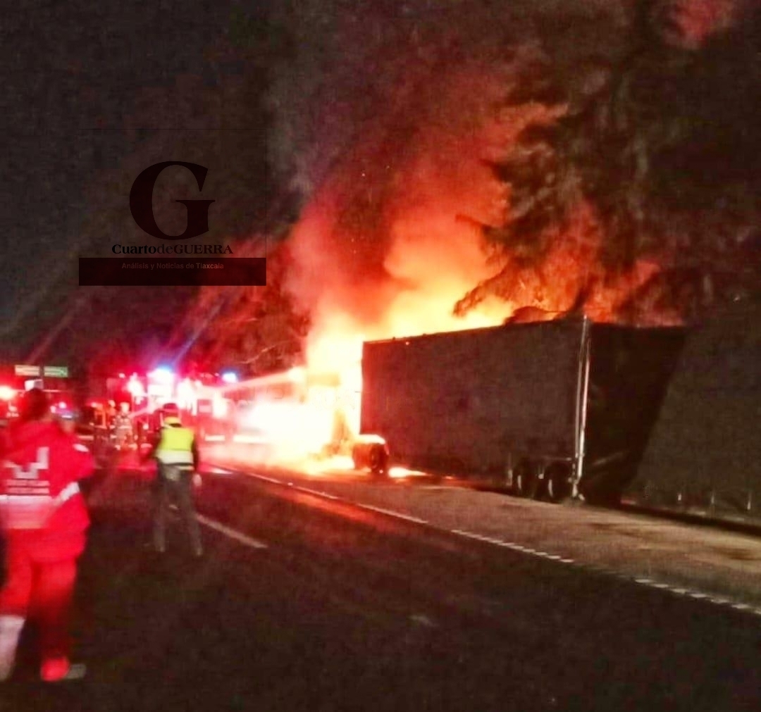 Consume incendio tráiler con vehículos nuevos en Tocatlán