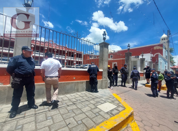 Policías y empleados paran labores y cierran alcaldía de Nanacamilpa por falta de pago