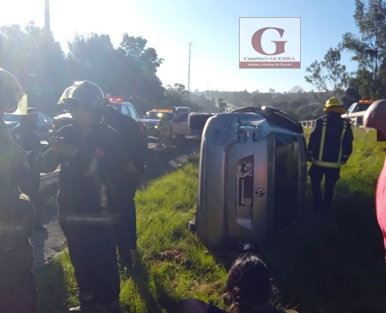 Vuelca vehículo en Apizaco; una persona resultó lesionada