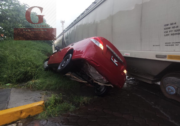 Conductora intenta ganarle el paso a tren y resulta ilesa en Santa Cruz Tlaxcala