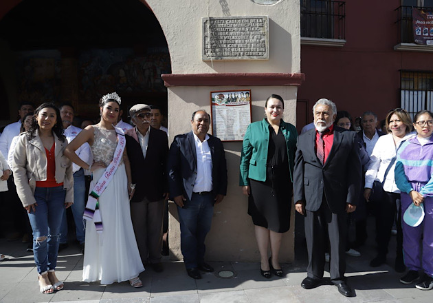 Inician fiestas patrias en Chiautempan; Blanca Angulo encabeza colocación de bandos