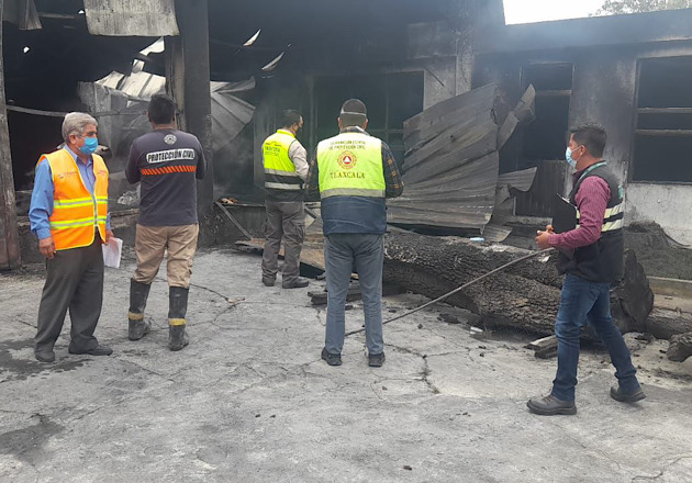 Sofocan incendio de fábrica en Calpulalpan