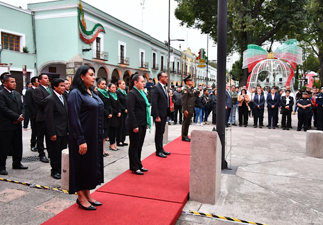 Participa Ayuntamiento de Huamantla en ceremonia de arrío de bandera frente a Palacio de Gobierno