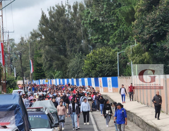 Normalistas bloquean vialidades y toman la USET, tras entregar su pliego petitorio