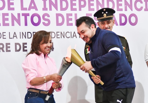 Recibe Salvador Santos Cedillo el fuego simbólico de la Independencia