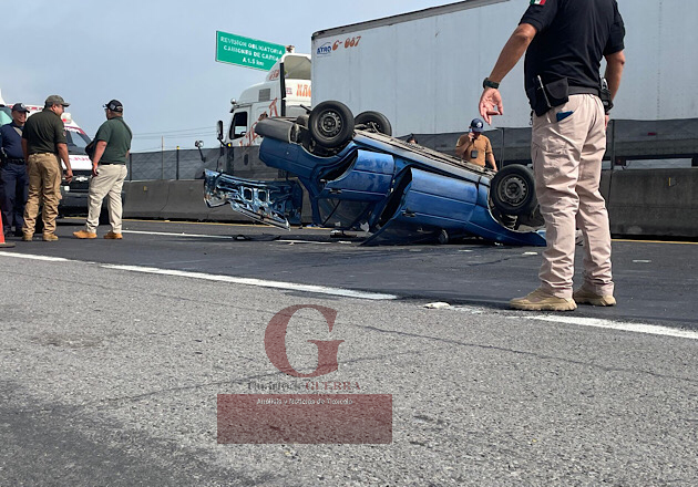 Par de adultas mayores resulta lesionado en volcadura de vehículo en Huamantla.