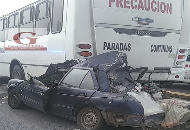 Milagro en Huamantla: ocupantes de vehículo sobreviven a aplastamiento por tráiler y unidad de transporte