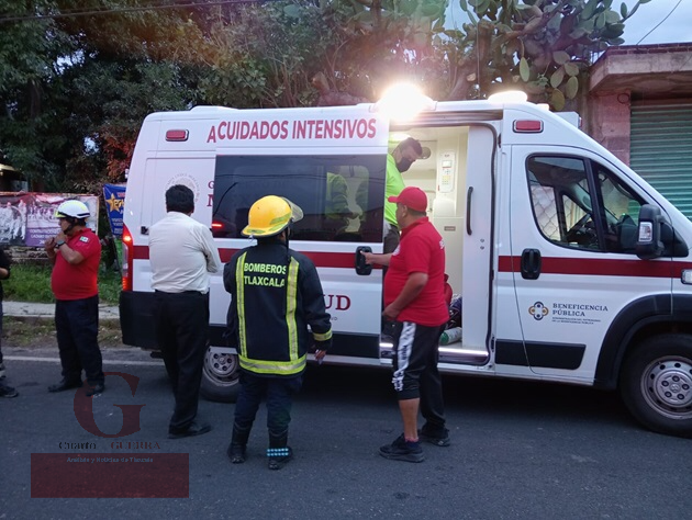 Rescatan con vida a una persona que cayó a un pozo en Xiloxoxtla