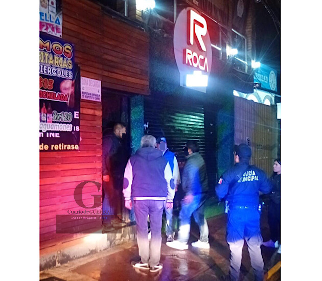 Se agarran a golpes guardias y presuntos clientes en bar ‘La Roca’, en Tlaxcala