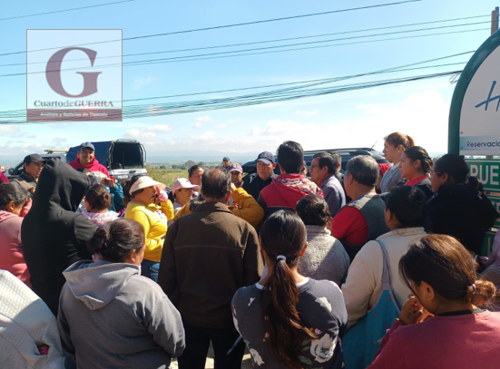 Padres de familia bloquean carretera en Huamantla por presunto desfalco en secundaria