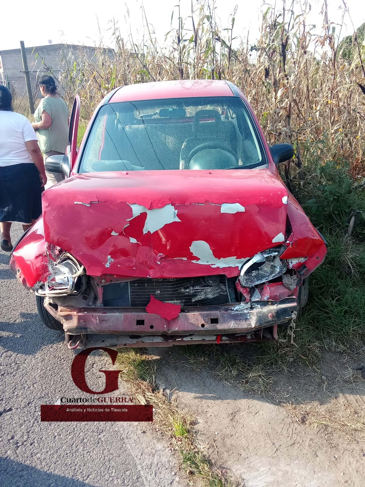 Conductor es golpeado con objeto después de accidente vial, en Tlaltelulco