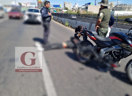 Motociclista herido espera ambulancia 50 minutos para ser atendido, en la vía corta Chiautempan-Puebla