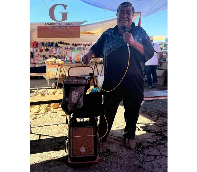 Don Amado, el cantante de tianguis que conquista corazones en Chiautempan