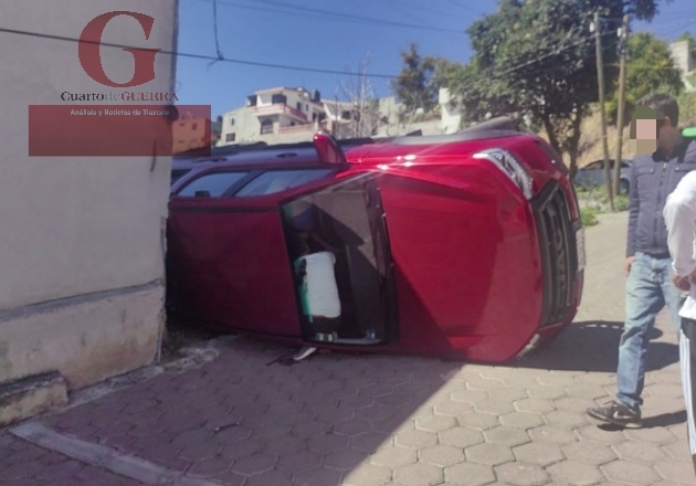 Ebrios vuelcan camioneta al intentar dar vuelta en ‘U’, en Acxotla del Río, Totolac