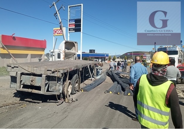 Tráiler sin frenos provoca accidente múltiple en Calpulalpan