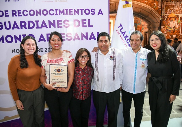 Reconocen a artesana chiautempense Ana Laura Hernández como Guardiana del Patrimonio Artesanal