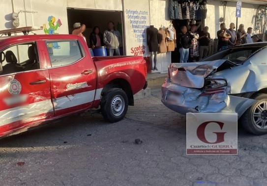 Deja estacionado su coche cerca de las vías del tren y la locomotora lo embiste, en Chiautempan