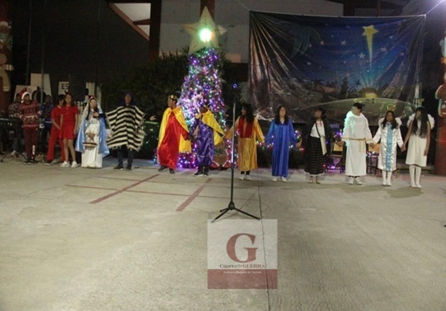 En una noche mágica, Secundaria Técnica 40, de Panotla, enciende su árbol navideño