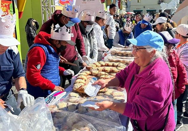 Invita Chava Santos a cortar la tradicional rosca en la Aldea Mágica de Huamantla