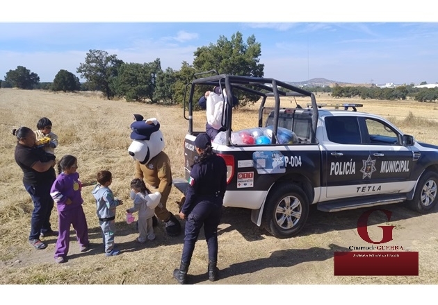 Policías de Tetla regalan sonrisas en el Día de Reyes