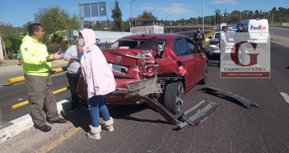 Pipa de gas impacta a un auto, en Apetatitlán; deja daños materiales