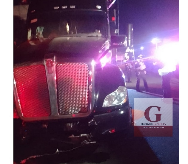 Taxi de Calpulalpan es embestido por tráiler en la México-Veracruz; hay dos muertos y un herido