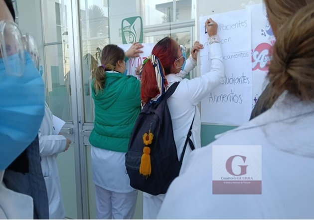 Médicos residentes del Hospital General de Calpulalpan se manifiestan por deficiencias laborales y de formación