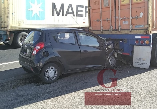 Impacta vehículo con la parte trasera de tráiler, en Huamantla; hay un lesionado