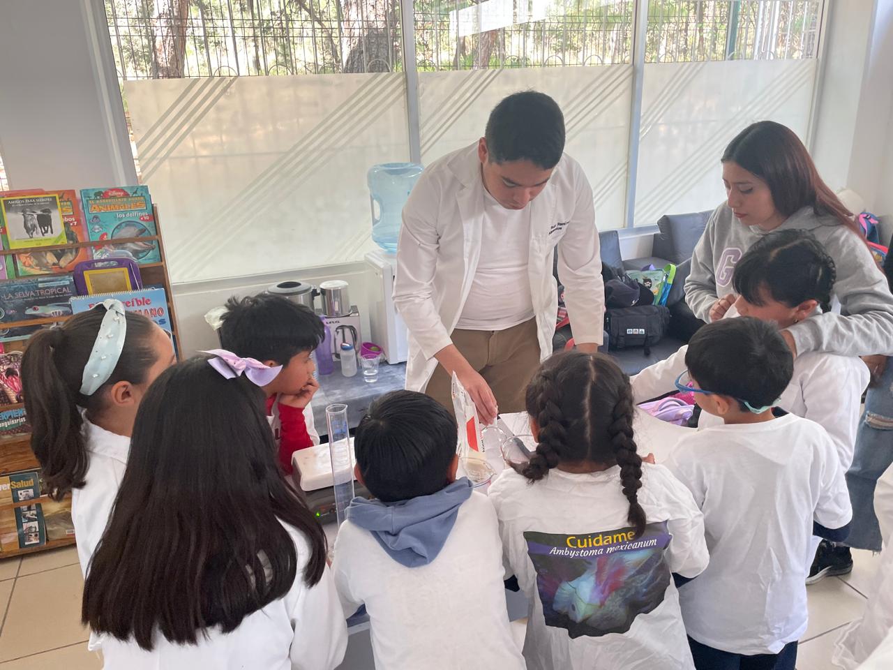 Exploran niños principios básicos de ciencia y toman clases de yoga en la UAIM de la UATx