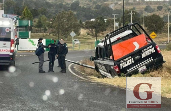 Policías municipales sufren accidente vial en la carretera de Sanctorum, Tlaxcala