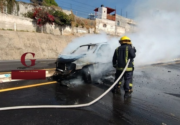 Camioneta choca y se incendia en autopista Tlaxcala-Texmelucan; ocupantes huyen del lugar