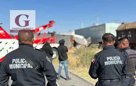 Tren embiste a tractocamión que trató de ganarle el paso, en Huamantla