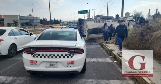 Volcadura de pipa de agua y choque por alcance dejan un lesionado y tránsito lento en carreteras de Tlaxcala