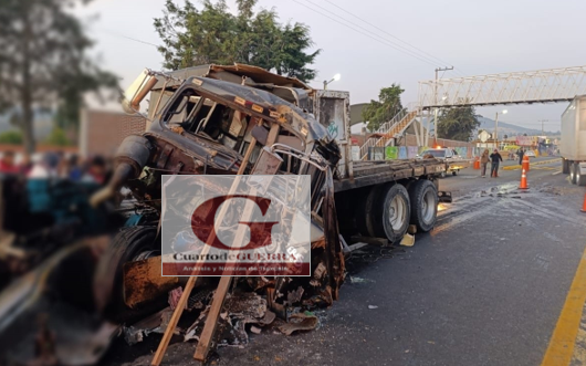 Fuerte colisión vehicular de tractocamiones en la México-Veracruz deja cuatro lesionados