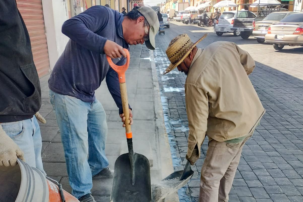 Realiza Servicios Públicos Municipales reparación de banquetas en el centro de la ciudad de Huamantla