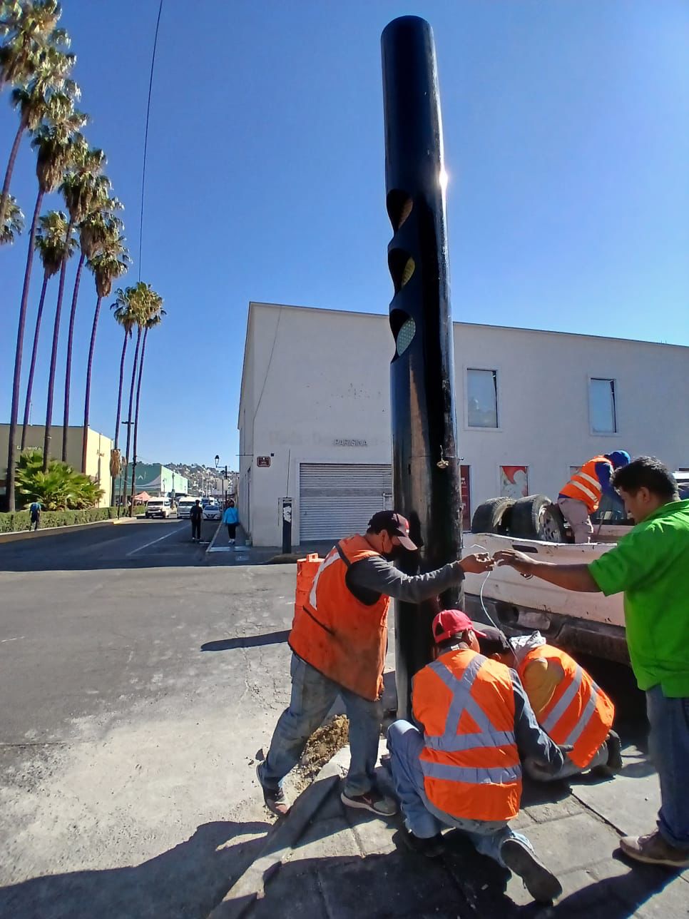 Reinstala Ayuntamiento de Tlaxcala semáforo en la calle Guridi y Alcocer de la capital