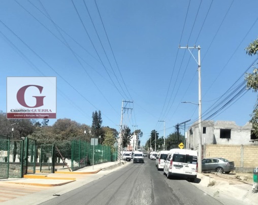 Choferes de transporte público protestan por invasión de ruta frente al Hospital General de Tlaxcala