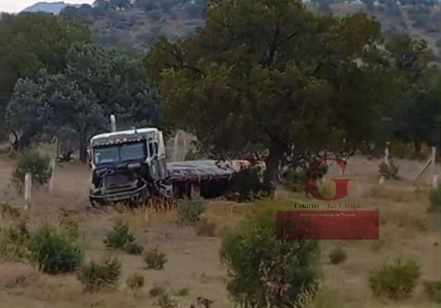 Trailero se lanza de su unidad que se queda sin frenos y resulta gravemente herido, en Tlaxco
