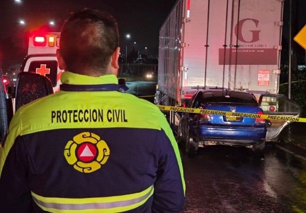 Adulta mayor fallece tras impacto de auto contra tráiler estacionado en la carretera Apizaco-Tlaxcala