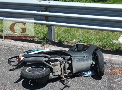 Aparatoso accidente en Periférico Tlaxcala deja dos lesionados