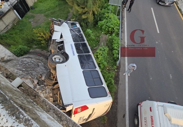 Vuelca unidad de transporte de personal en autopista Texmelucan-Tlaxcala; cinco heridos