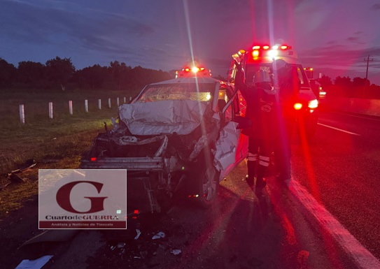 Milagro en Xaltocan: Pareja sobrevive a choque contra un tráiler